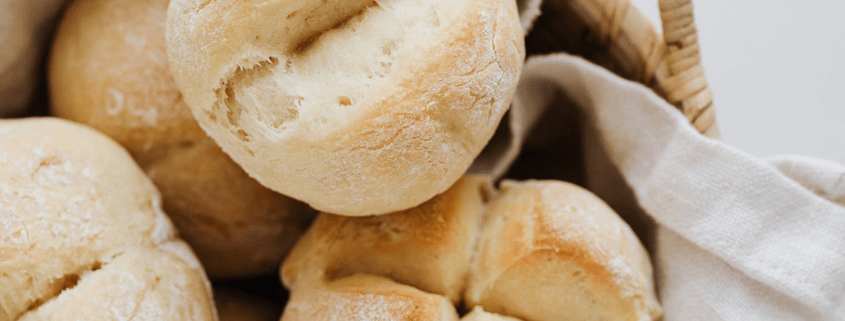 What are the Examples of natural and synthetic antioxidants available on the market?